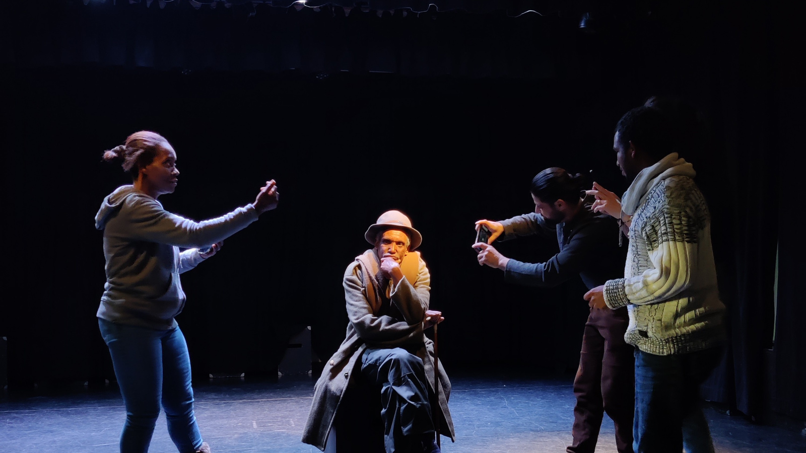 Een visuele voorstelling over obstakels. Over aftasten, botsen en immer weer doorgaan.